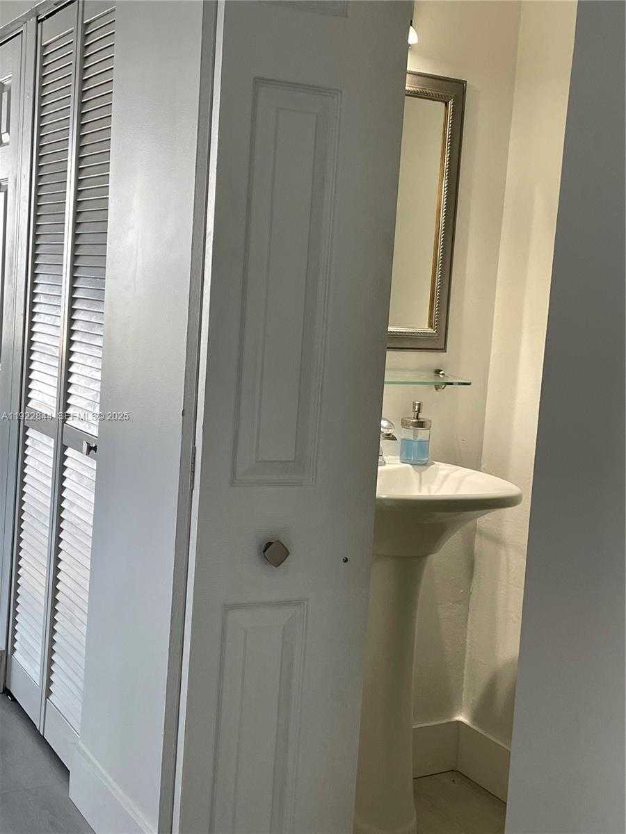 Small Image of 6900 BAY DR #7A, Miami Beach Number 16