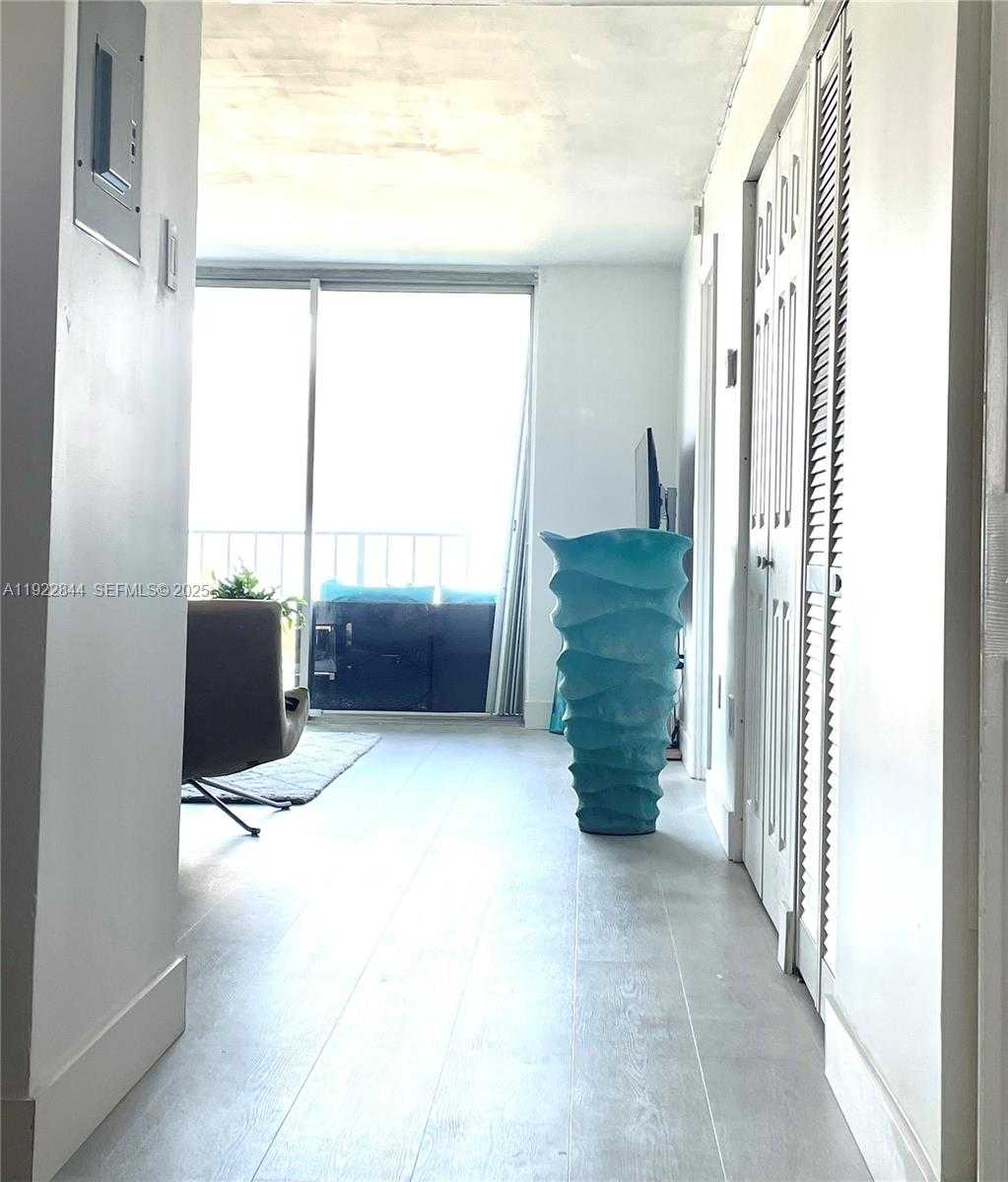 Small Image of 6900 BAY DR #7A, Miami Beach Number 4