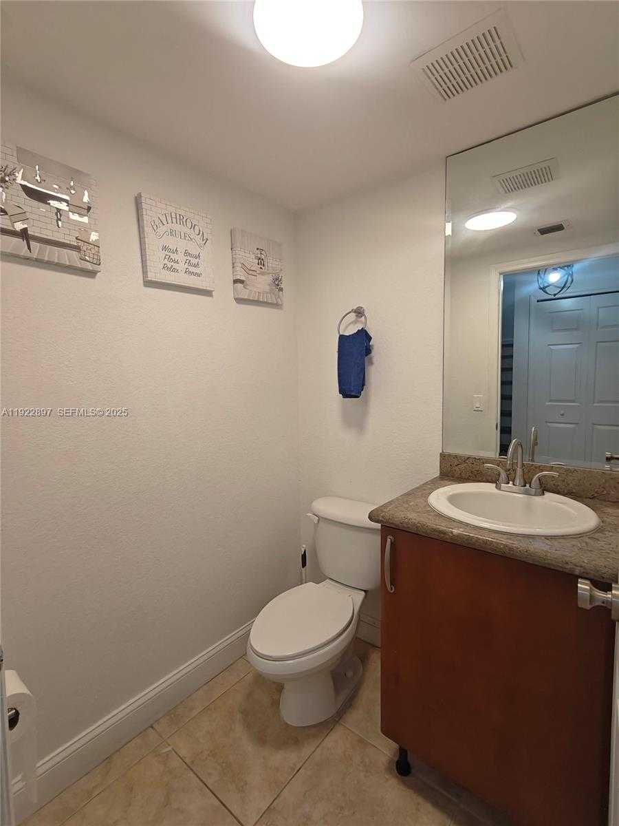 Small Image of 17847 NORTH WEST 74TH PATH, Hialeah Number 19