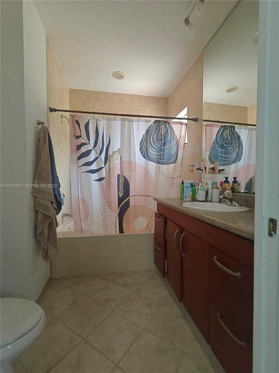 Small Image of 17847 NORTH WEST 74TH PATH, Hialeah Number 25