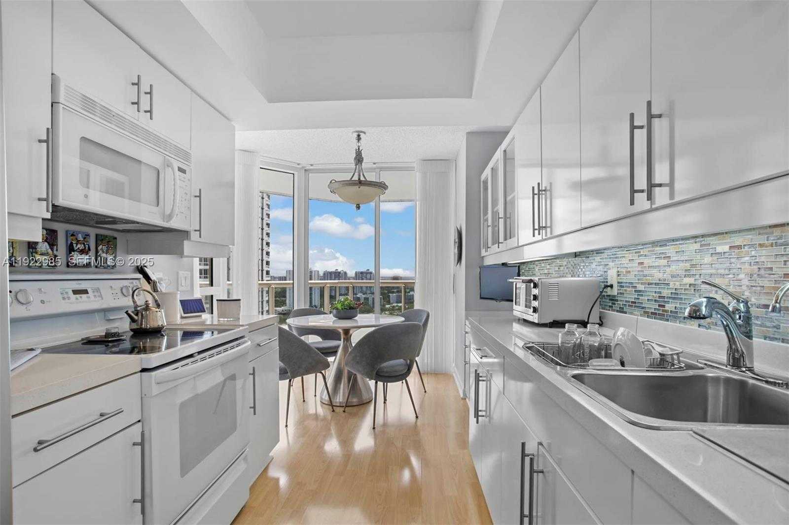 Small Image of 21205 YACHT CLUB DR #2403, Aventura Number 14