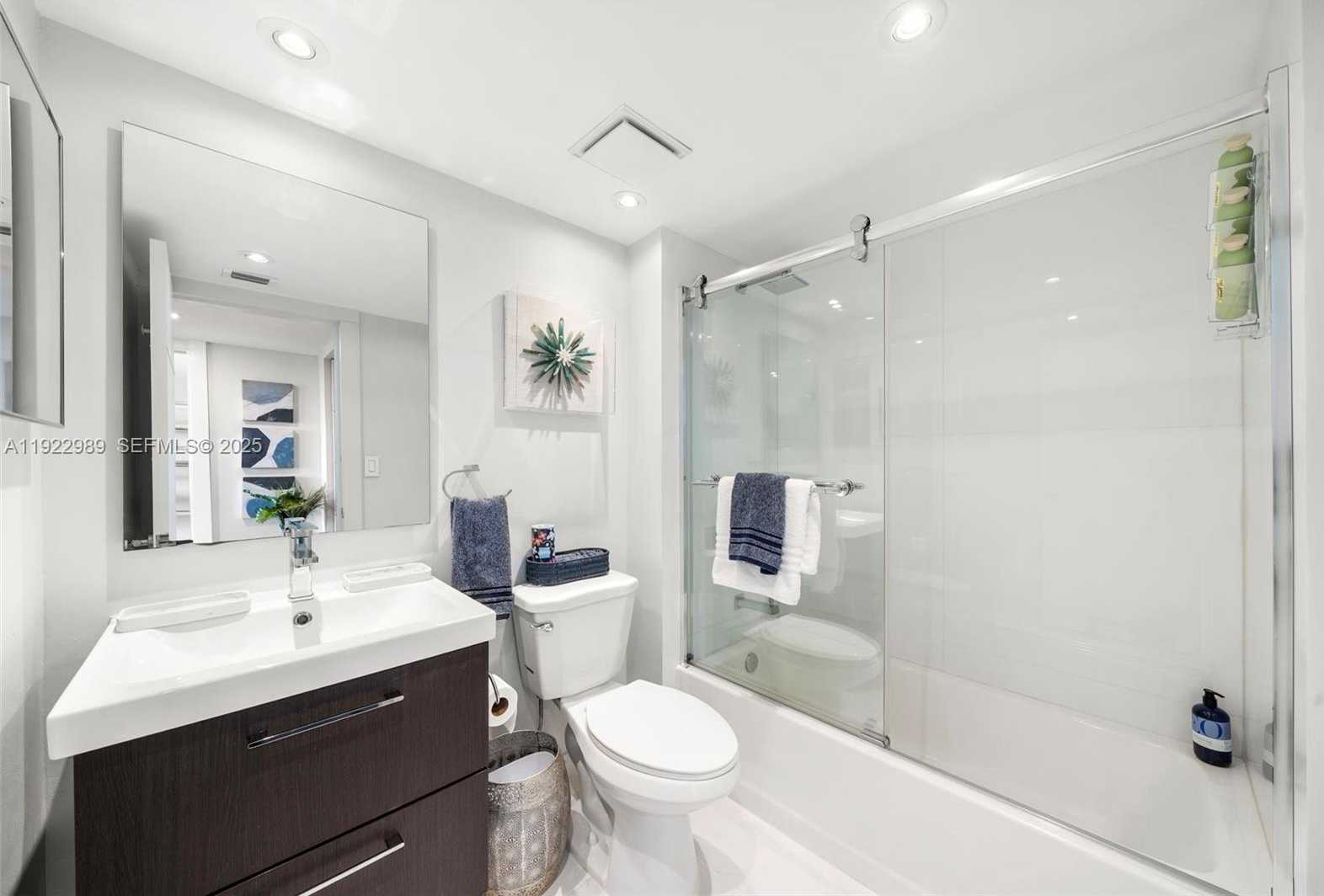 Small Image of 400 SOUTH POINTE DR #401, Miami Beach Number 32