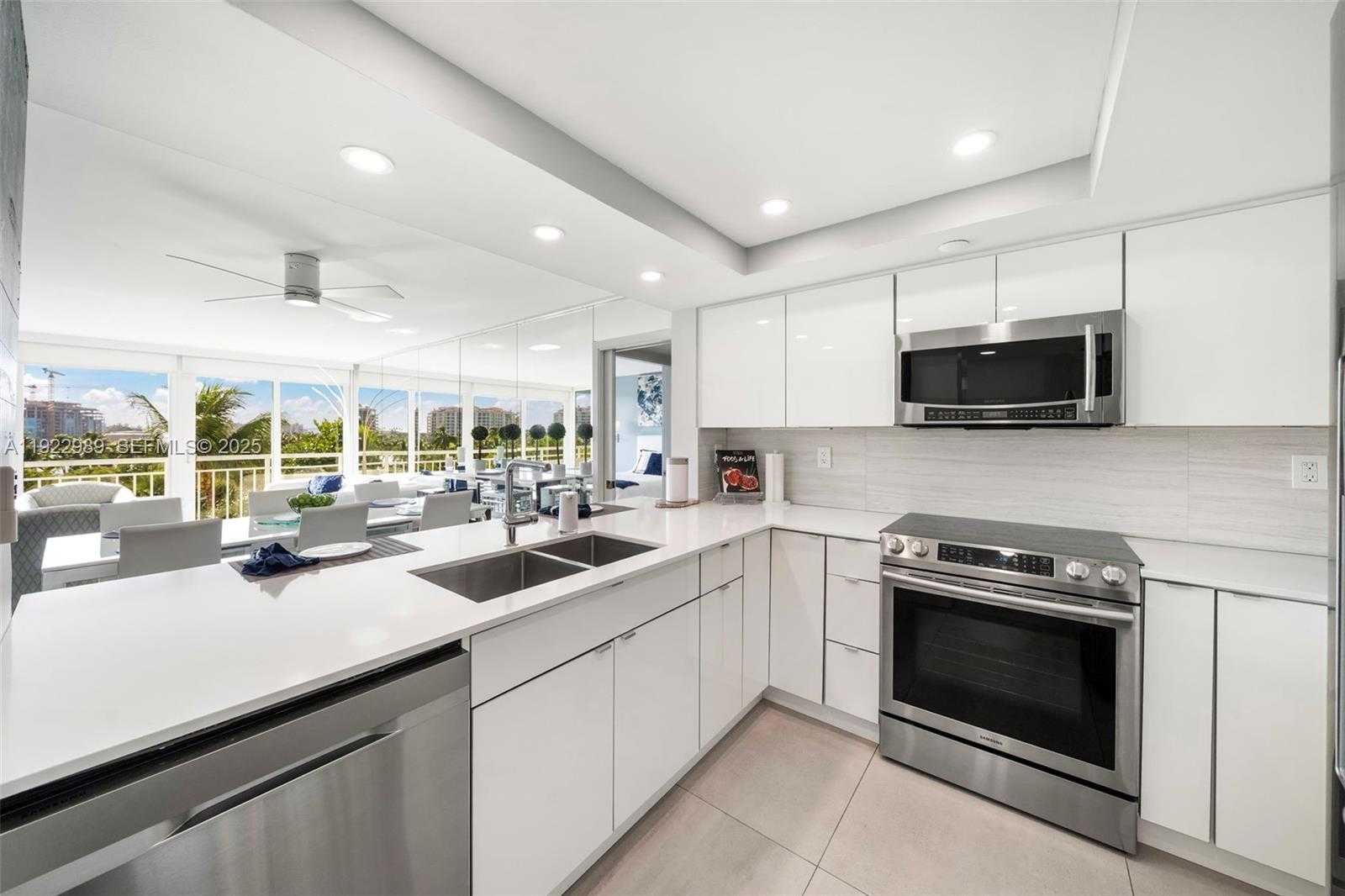 Small Image of 400 SOUTH POINTE DR #401, Miami Beach Number 5
