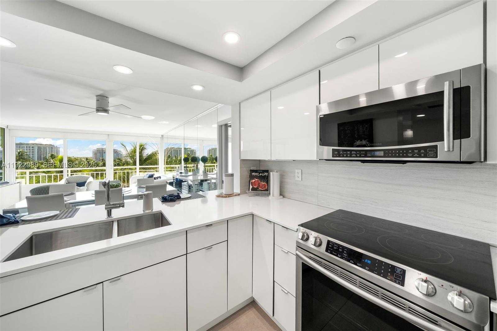 Small Image of 400 SOUTH POINTE DR #401, Miami Beach Number 6