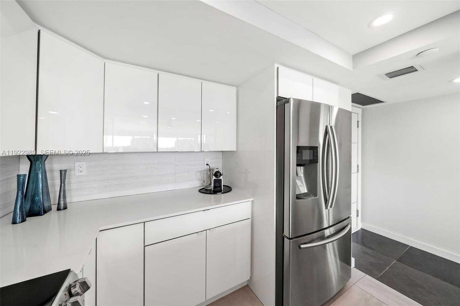 Small Image of 400 SOUTH POINTE DR #401, Miami Beach Number 7