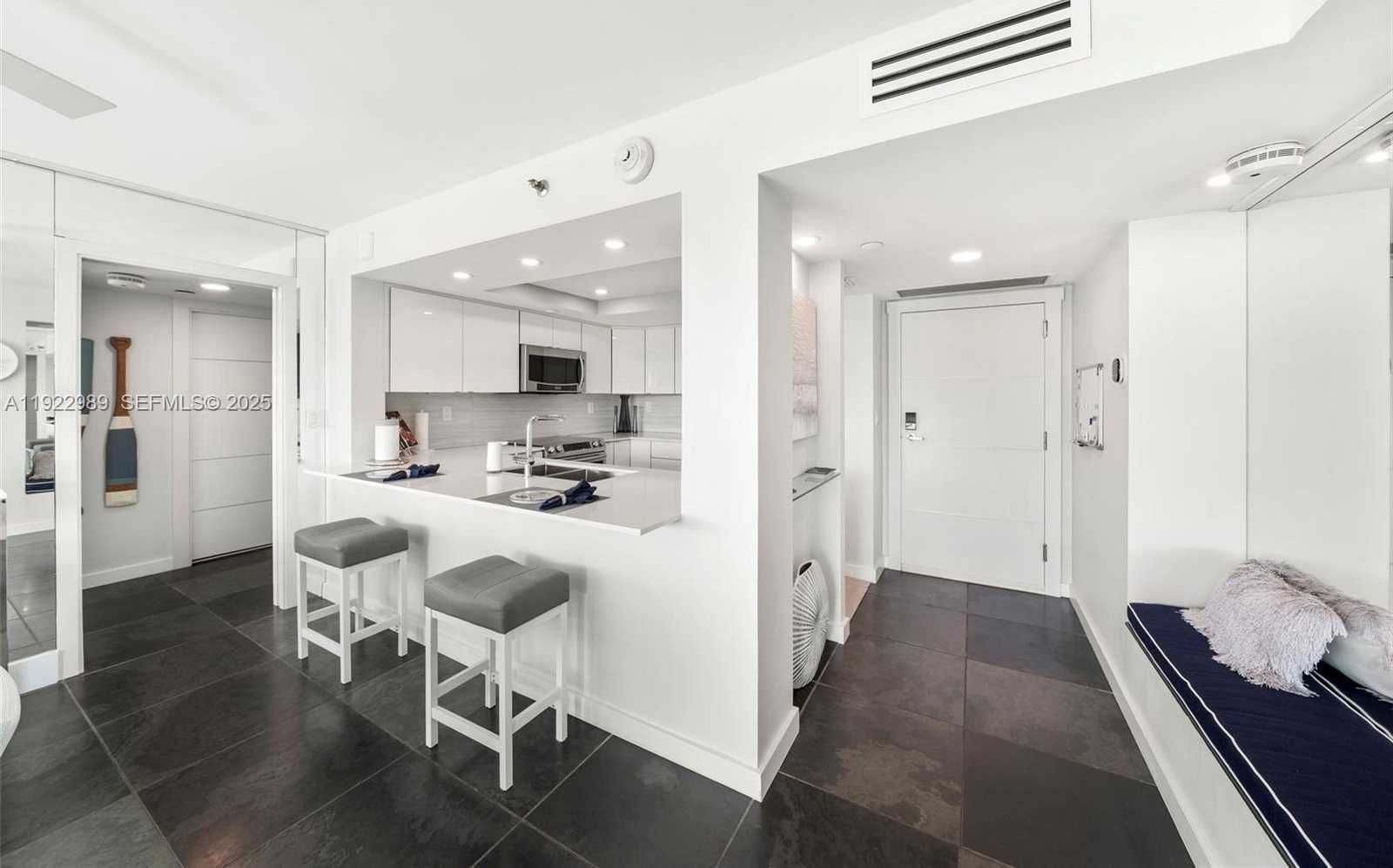 Small Image of 400 SOUTH POINTE DR #401, Miami Beach Number 8