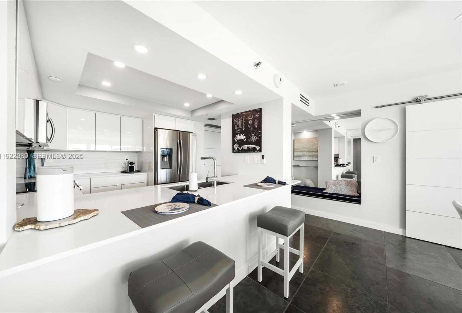 Small Image of 400 SOUTH POINTE DR #401, Miami Beach Number 9