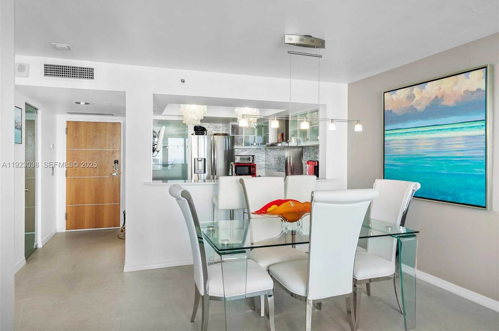 Small Image of 400 SOUTH POINTE DR #2208, Miami Beach Number 4