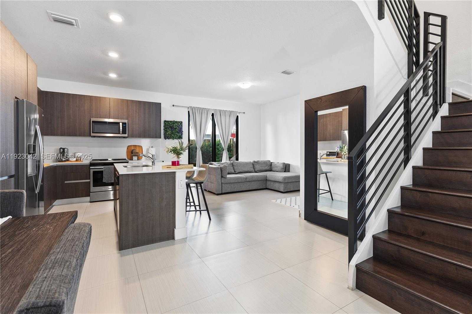 Small Image of 500 SOUTH WEST 91ST AVE, Miami Number 4