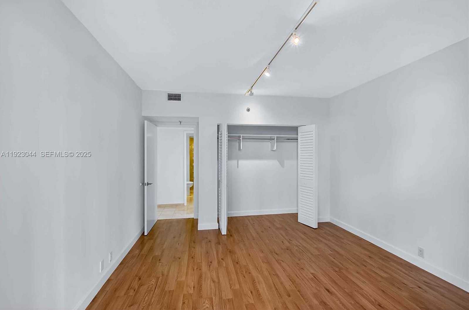 Small Image of 520 BRICKELL KEY DR #A604, Miami Number 20