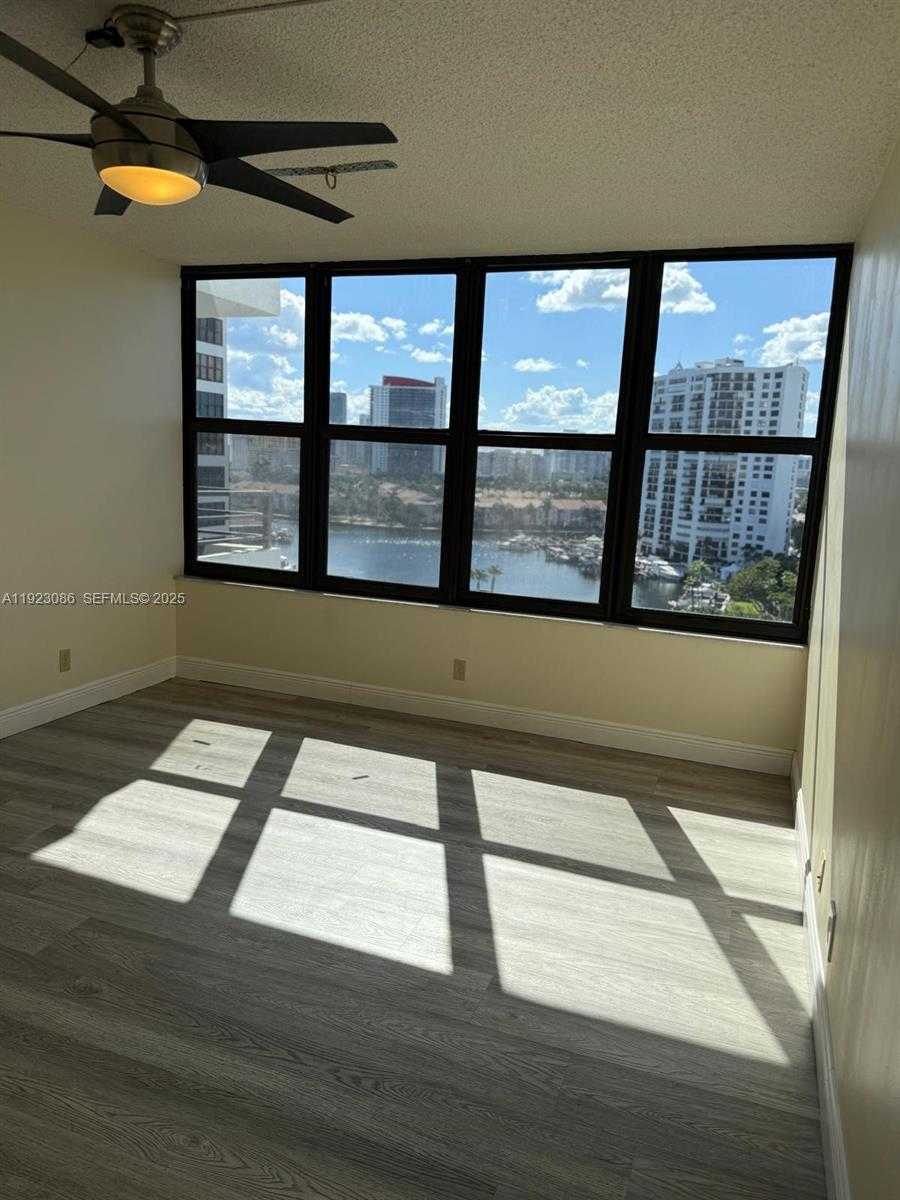 Imagen de Pequeño Objeto