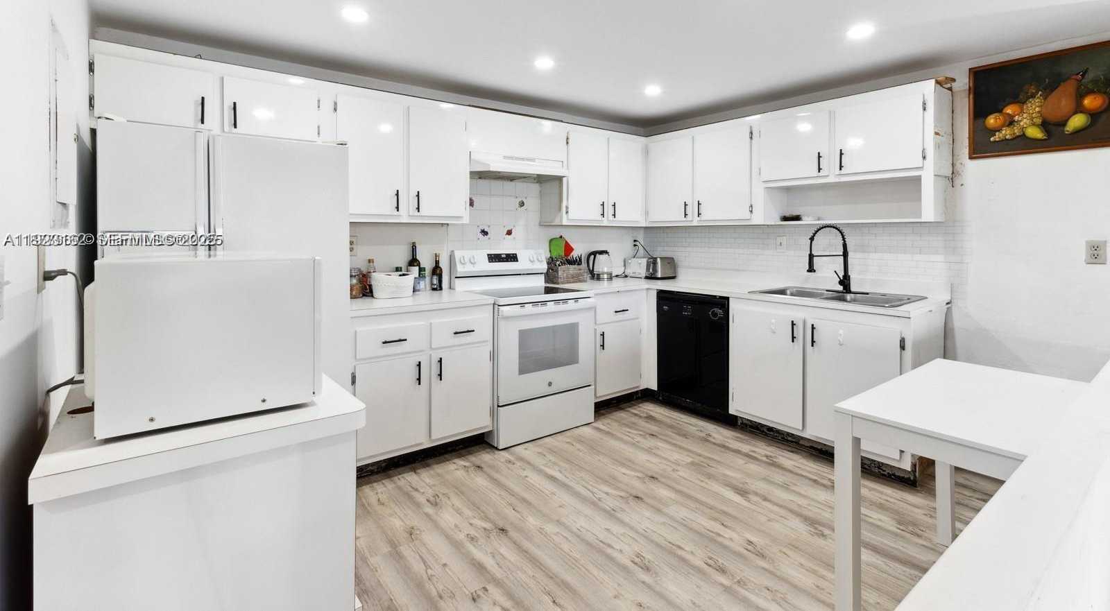 Small Image of 1901 BRICKELL AVE #B2413, Miami Number 12