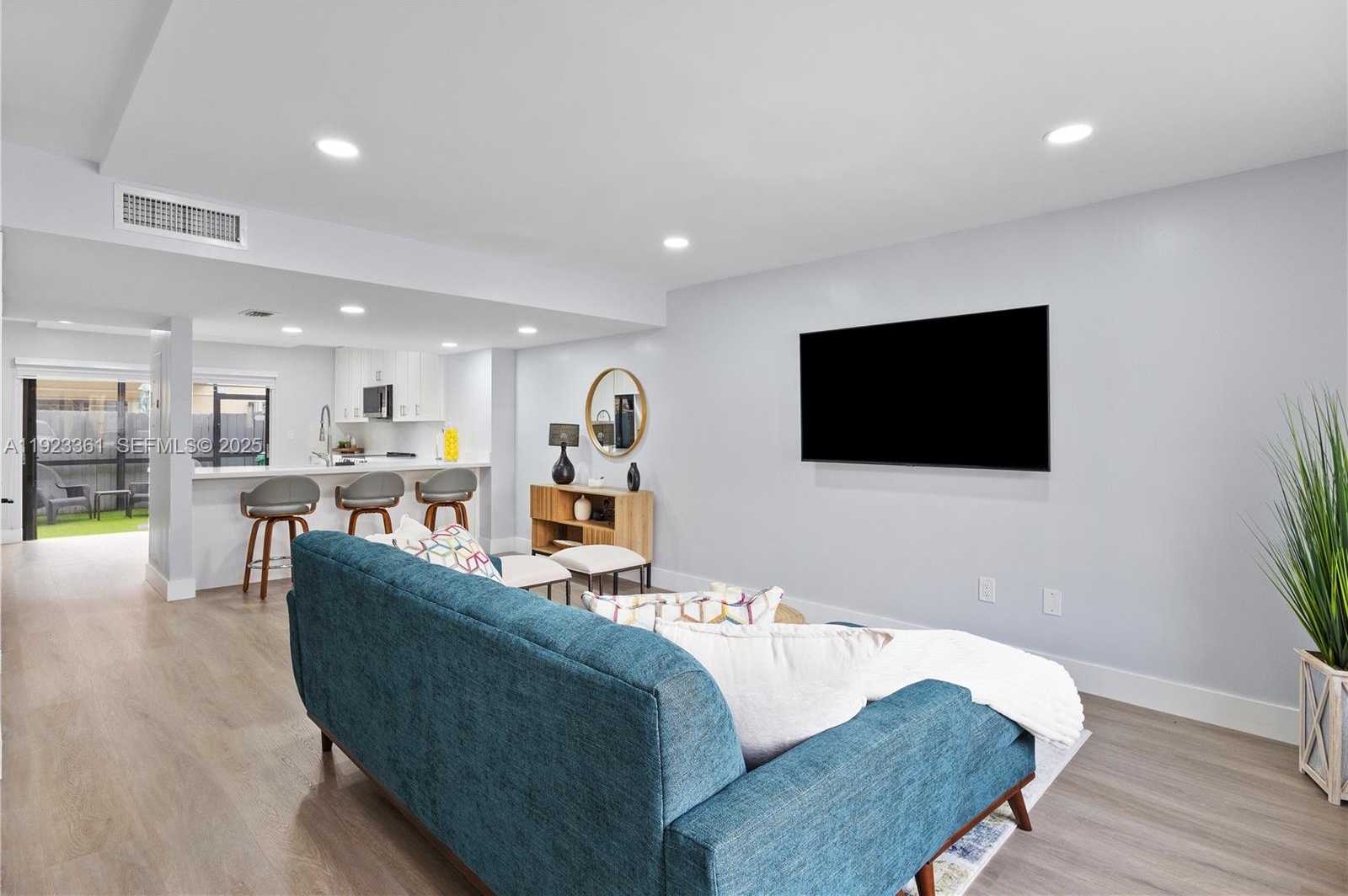 Small Image of 10053 SOUTH WEST 77TH CT, Miami Number 4