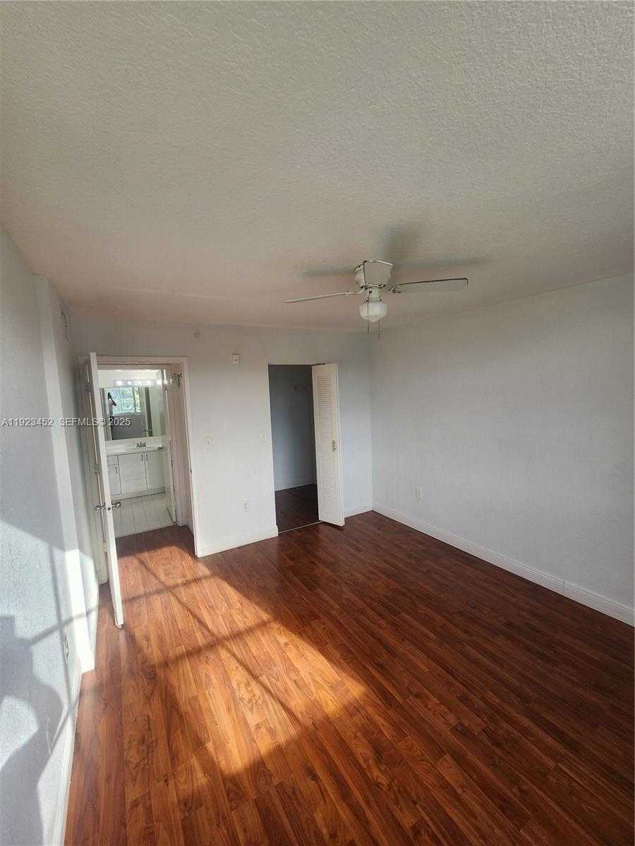 Small Image of Doral Number 12