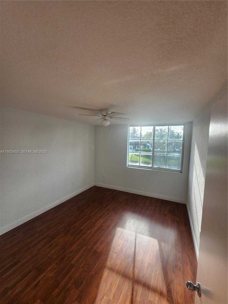 Small Image of Doral Number 13