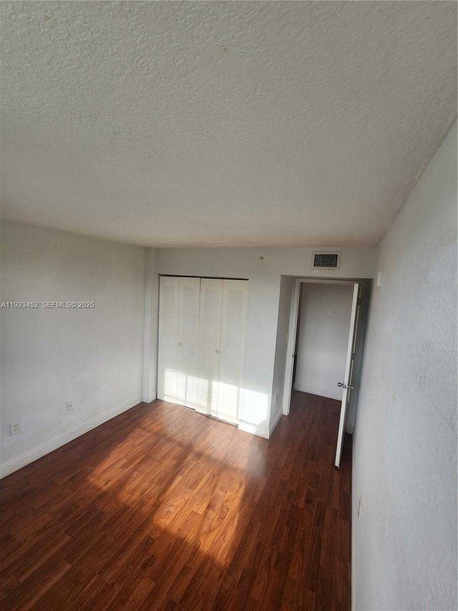 Small Image of Doral Number 14