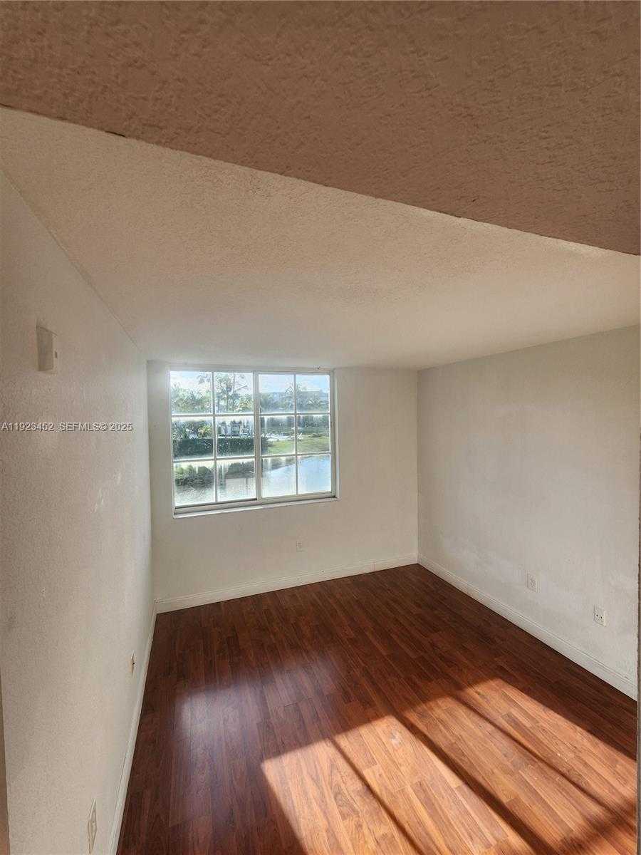 Small Image of Doral Number 16