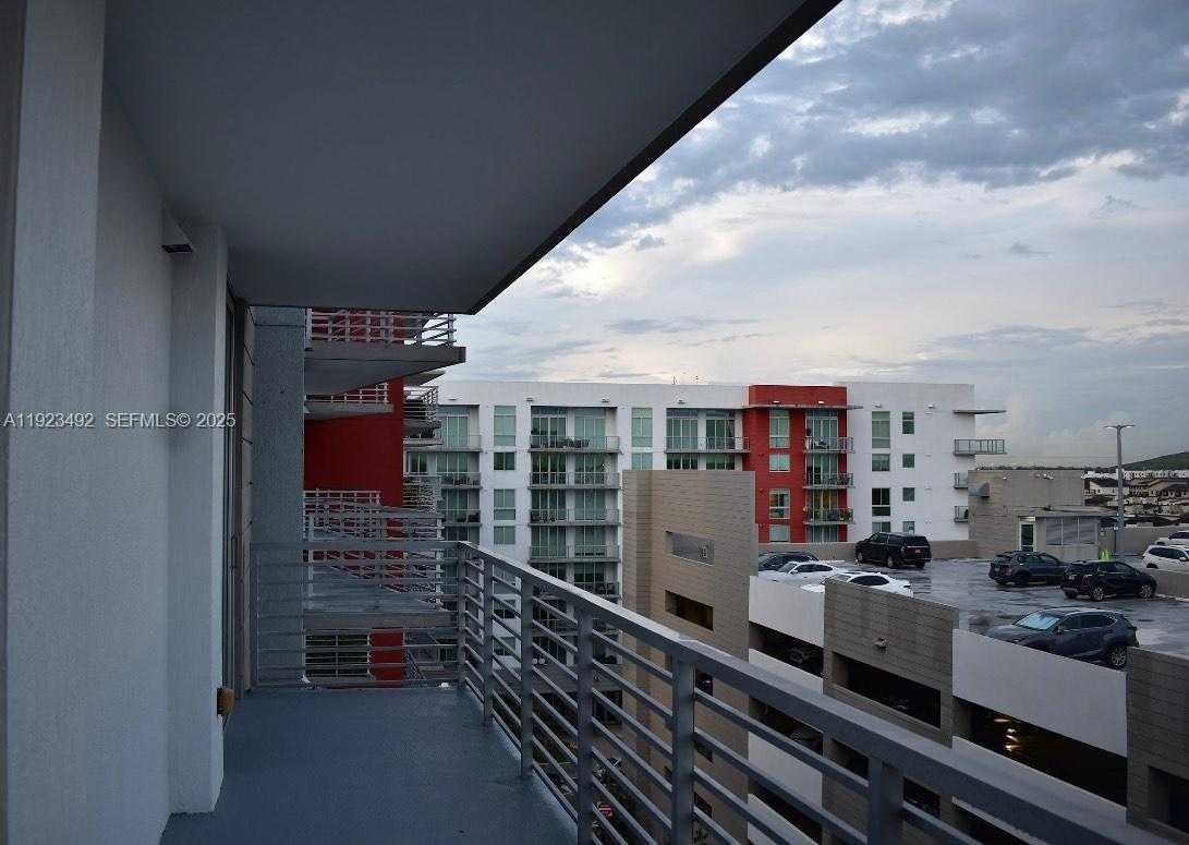 Small Image of Doral Number 8