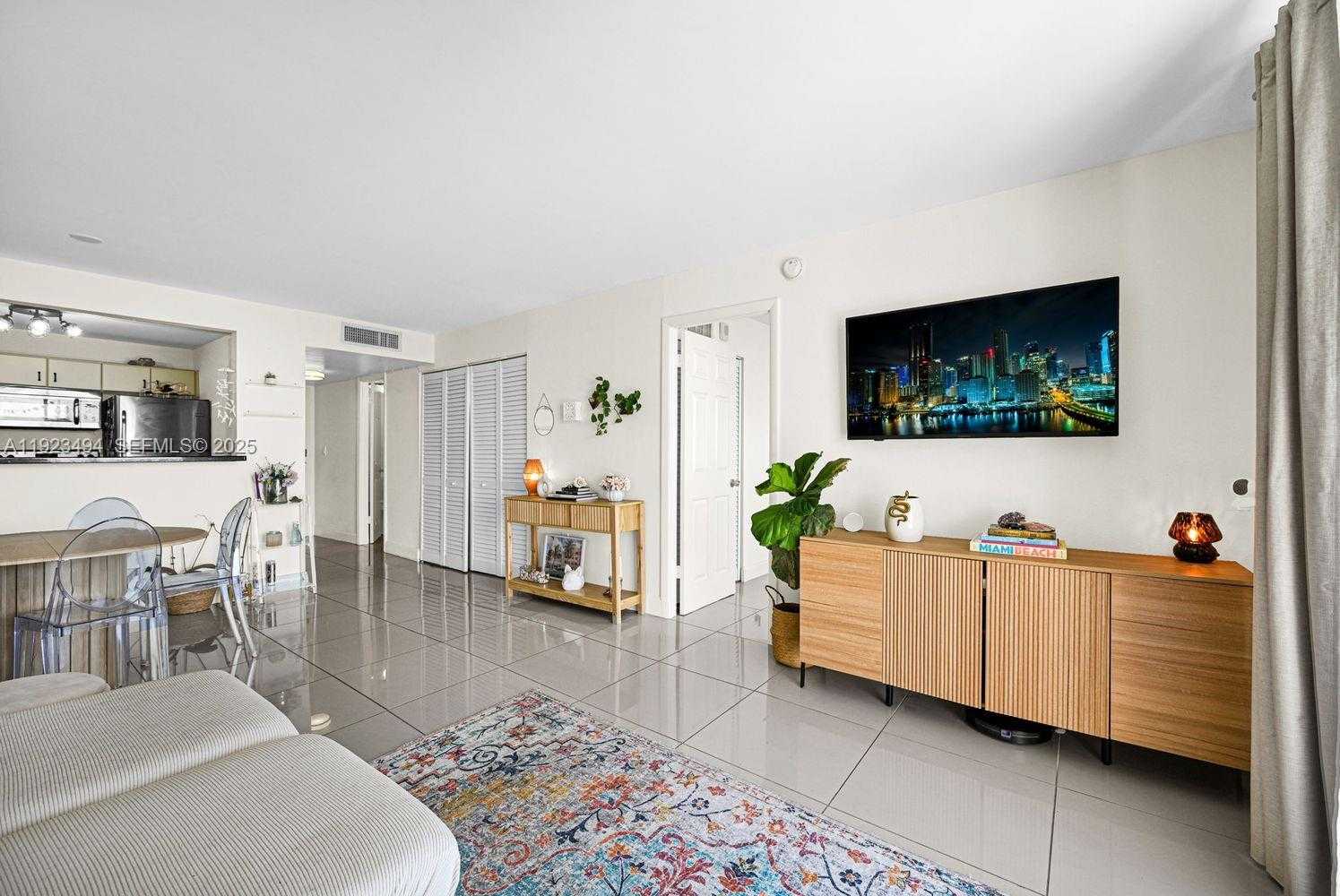 Small Image of 6900 BAY DR #6B, Miami Beach Number 4