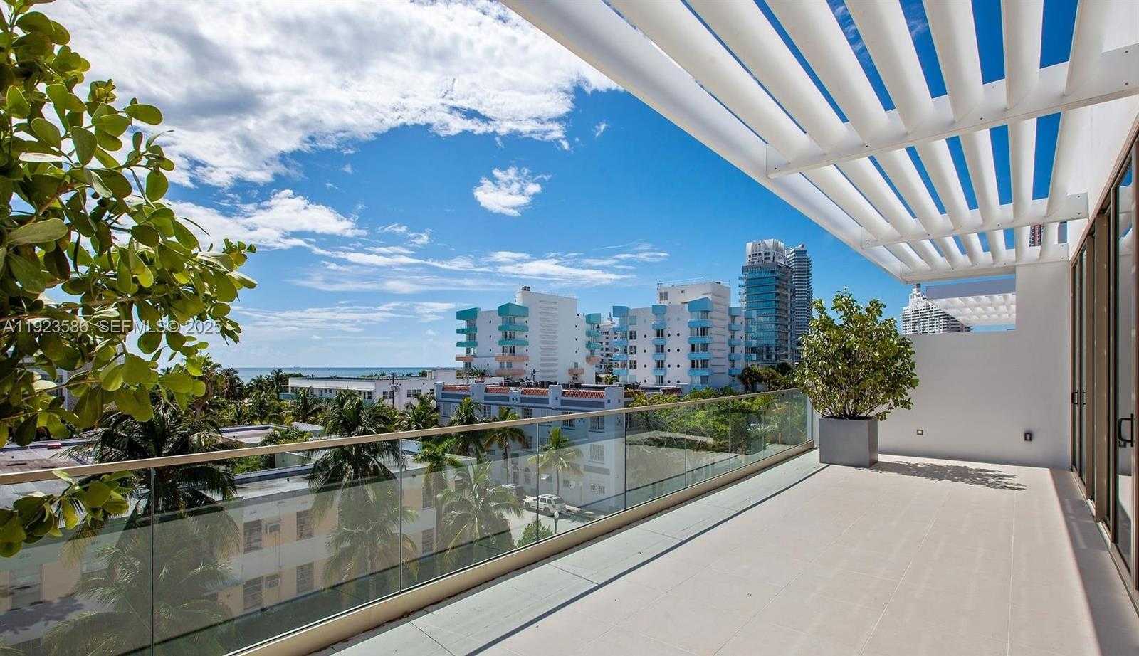 Small Image of 300 COLLINS AVE #PH2, Miami Beach Number 4