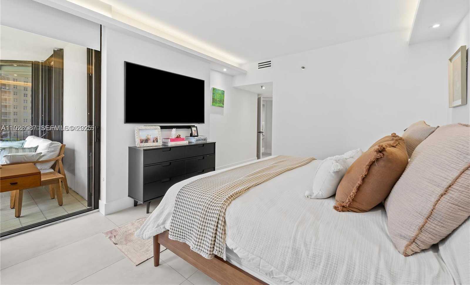 Small Image of 520 BRICKELL KEY DR #A713, Miami Number 12