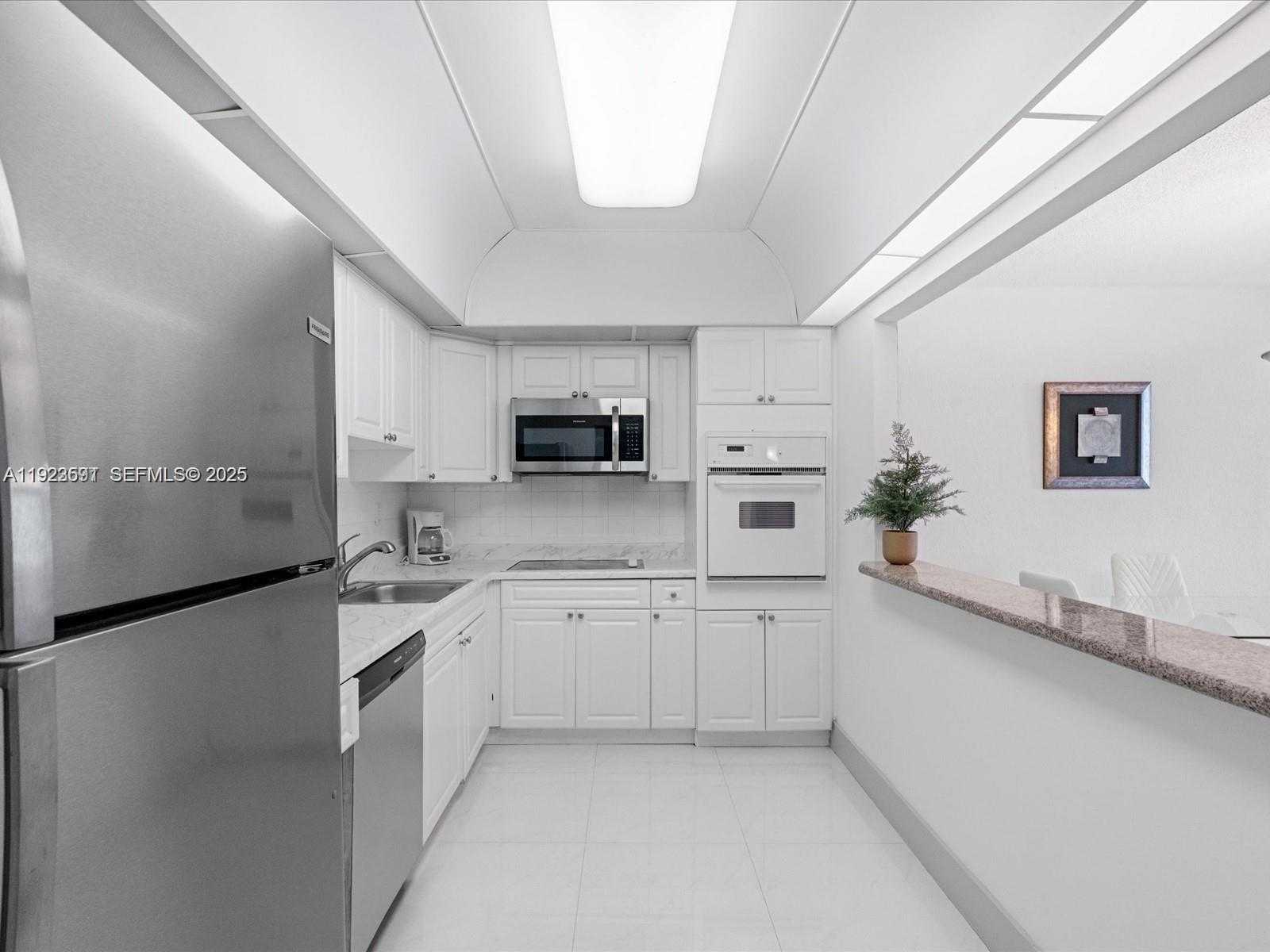 Small Image of 19370 EAST COLLINS AVE #625, Sunny Isles Beach Number 5