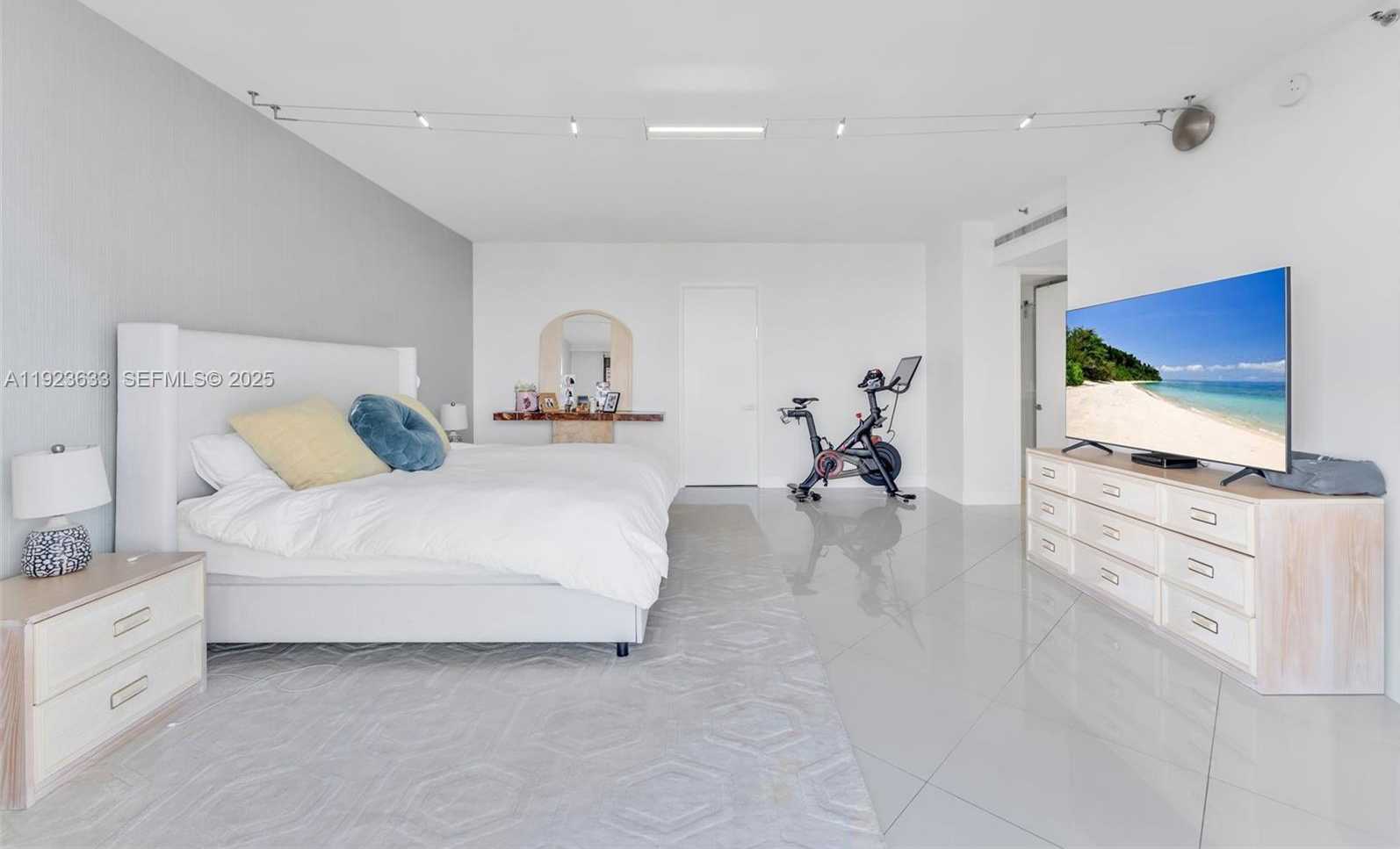 Small Image of 19500 TURNBERRY WAY #7D, Aventura Number 3