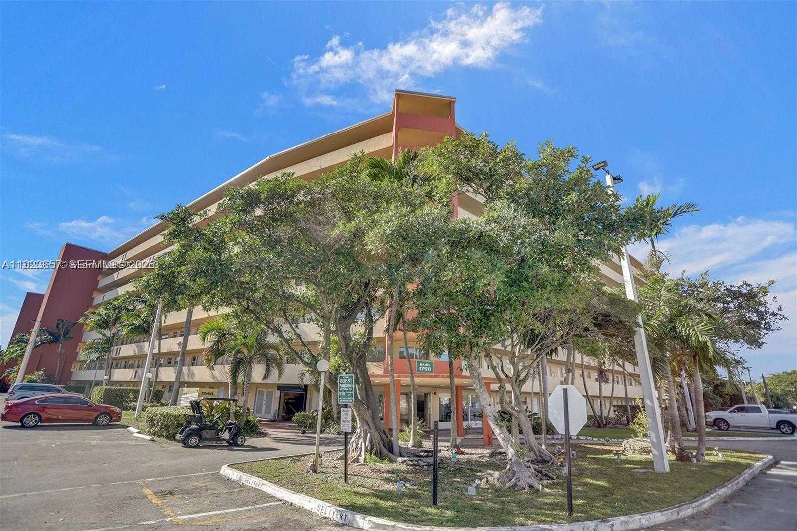 Small Image of 1750 NE 191st St, Miami, FL 33179, USA Number 9