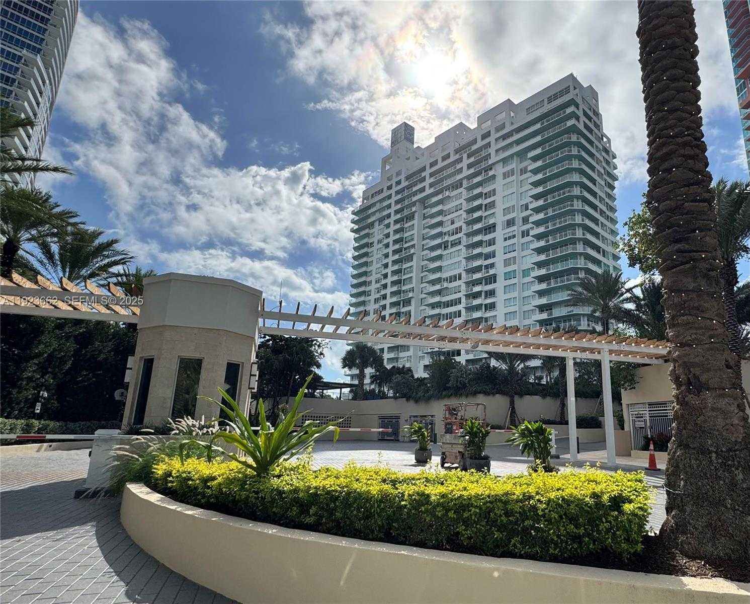 Small Image of 400 SOUTH POINTE DR #1610, Miami Beach Number 1