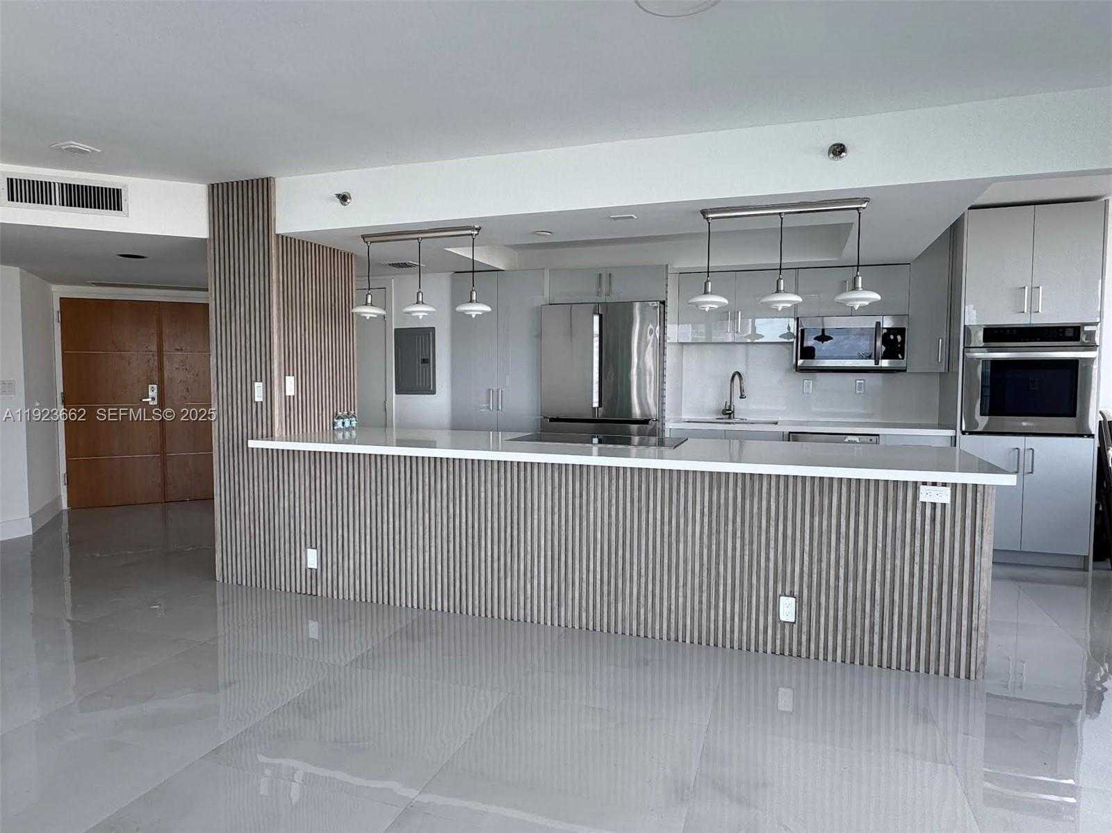 Small Image of 400 SOUTH POINTE DR #1610, Miami Beach Number 4