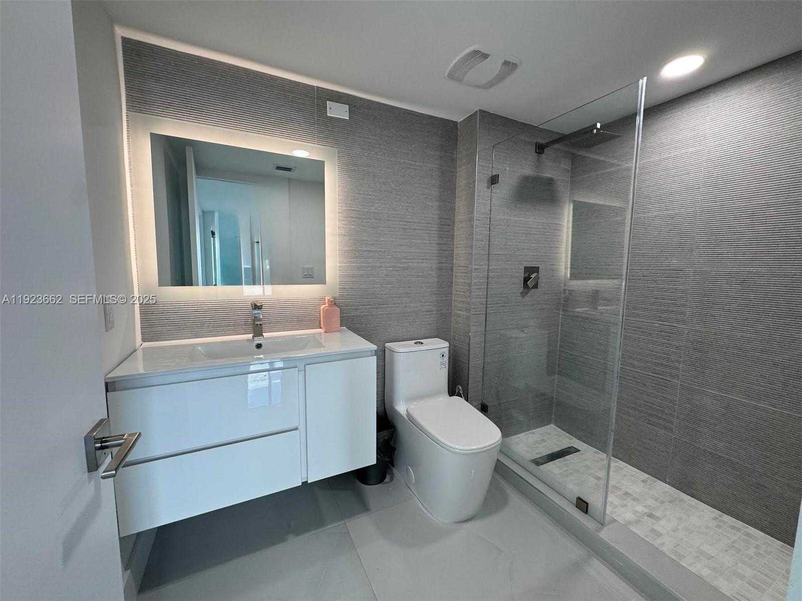 Small Image of 400 SOUTH POINTE DR #1610, Miami Beach Number 7