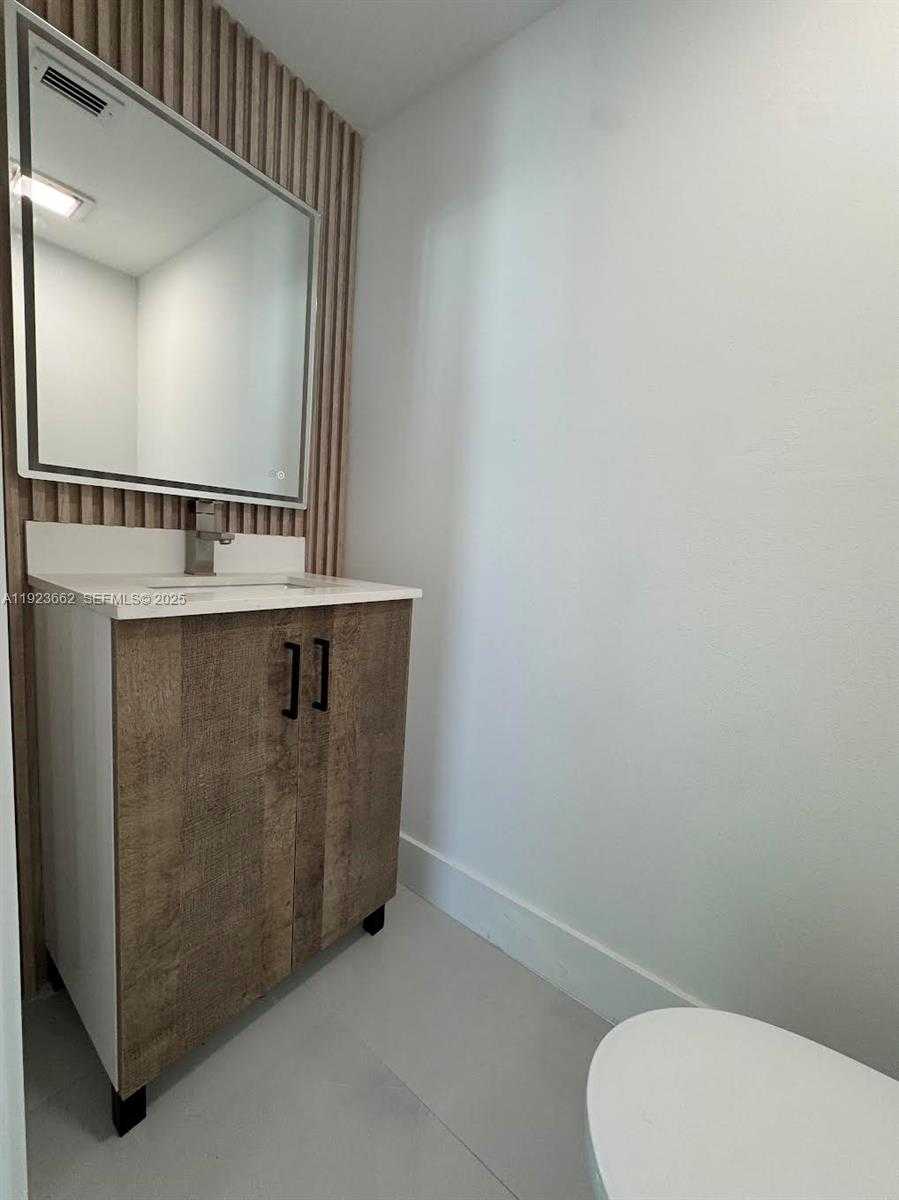 Small Image of 400 SOUTH POINTE DR #1610, Miami Beach Number 9