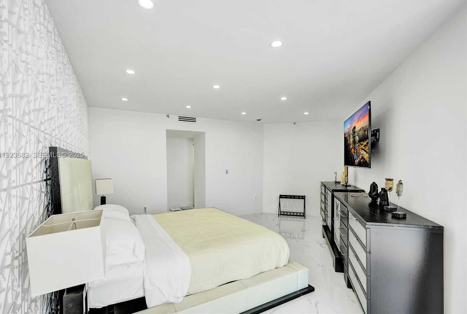 Small Image of 4000 ISLAND BLVD #2301, Aventura Number 33