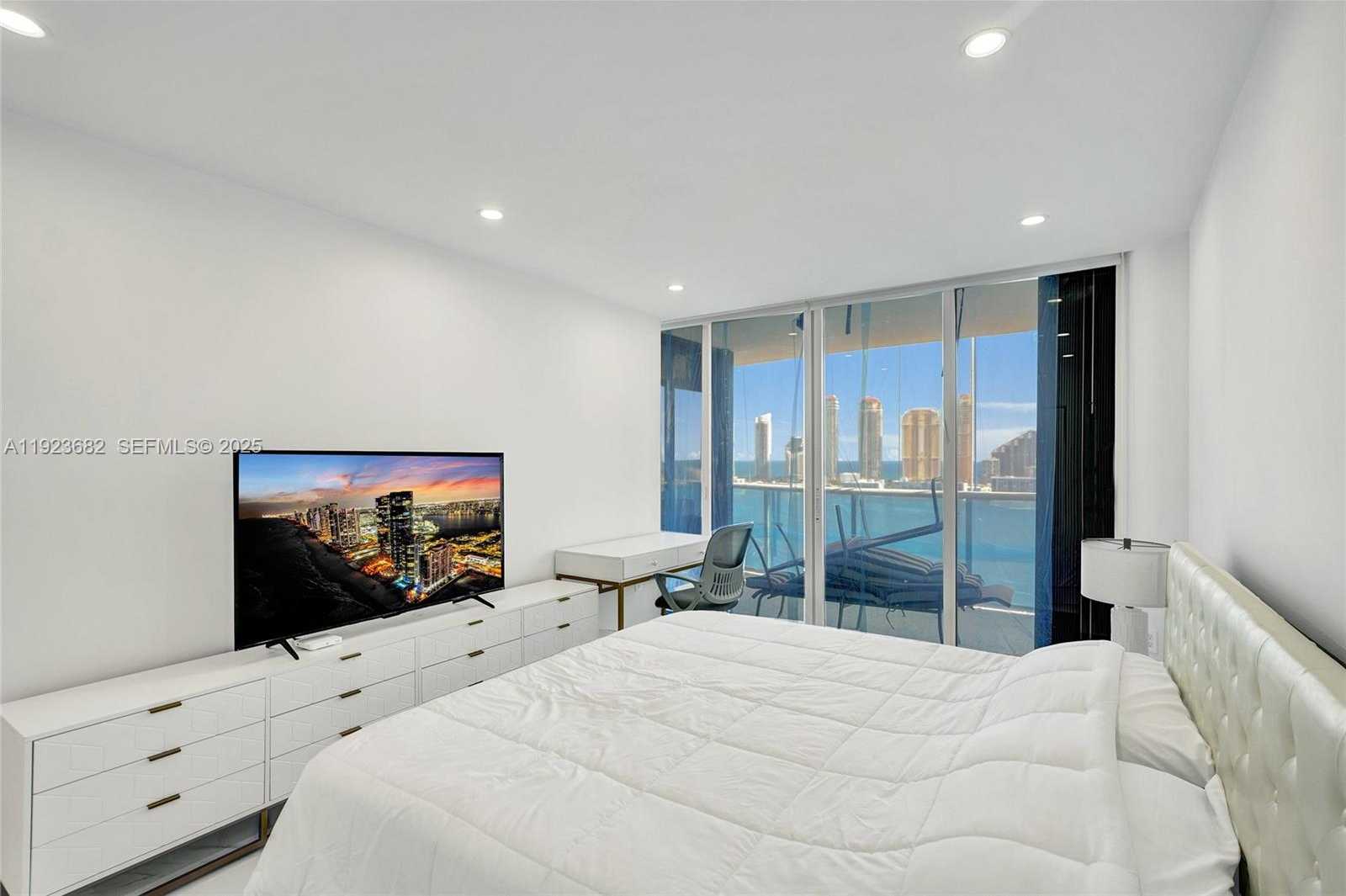 Small Image of 4000 ISLAND BLVD #2301, Aventura Number 37
