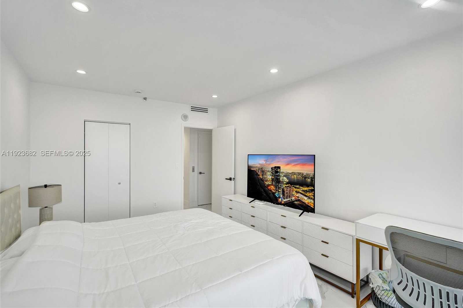 Small Image of 4000 ISLAND BLVD #2301, Aventura Number 39