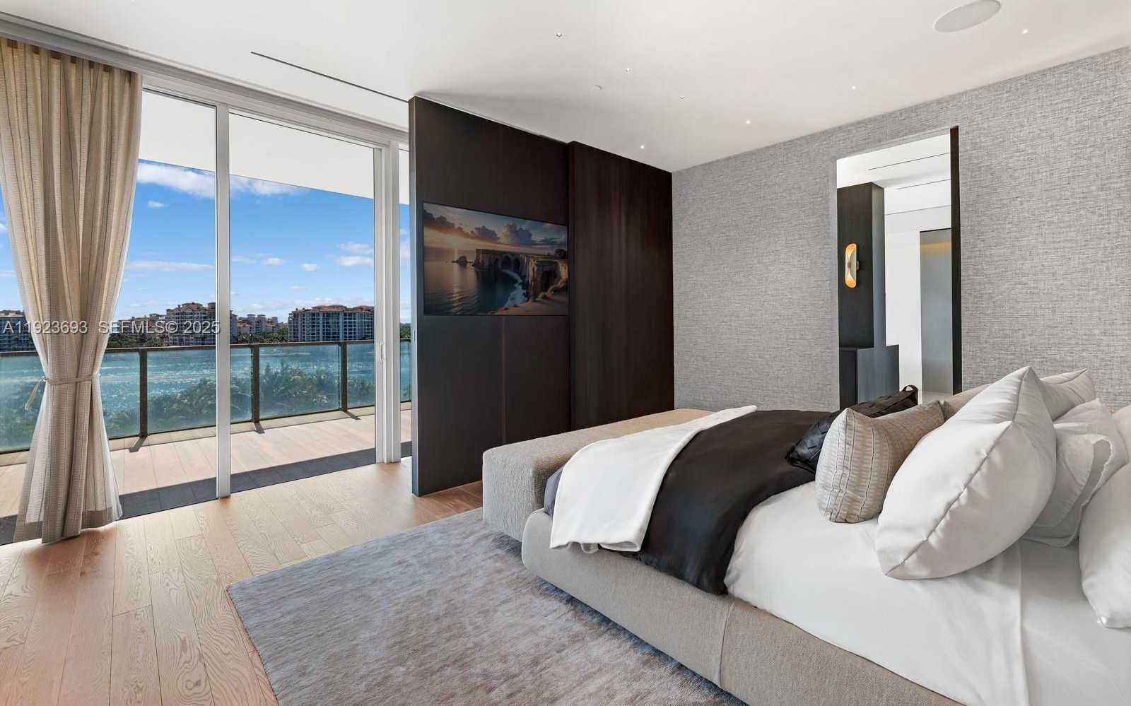 Small Image of 800 SOUTH POINTE DR #801, Miami Beach Number 12