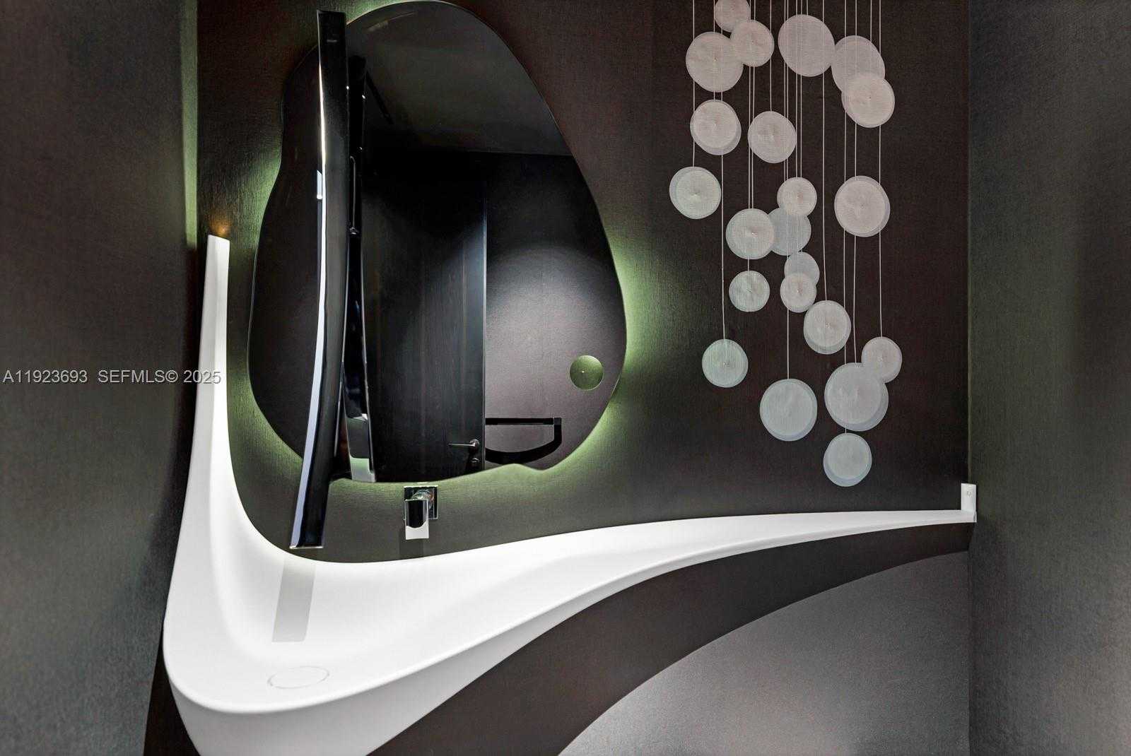 Small Image of 800 SOUTH POINTE DR #801, Miami Beach Number 31