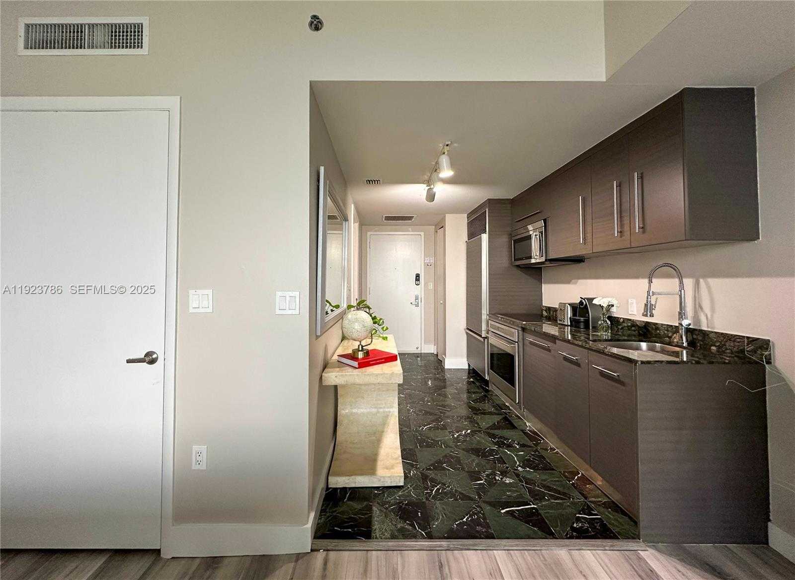 Small Image of 485 BRICKELL AVE #4405, Miami Number 10