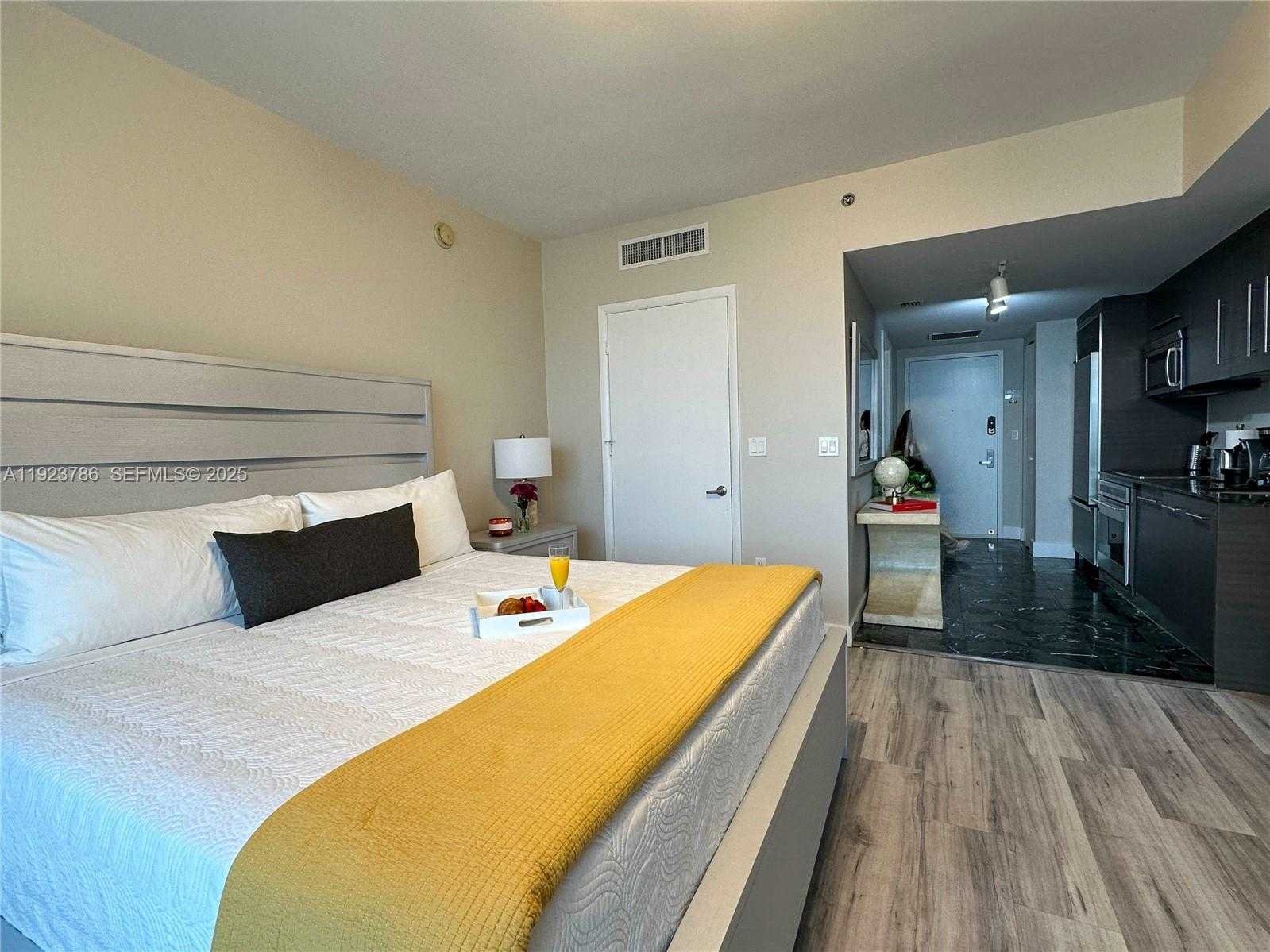 Small Image of 485 BRICKELL AVE #4405, Miami Number 7