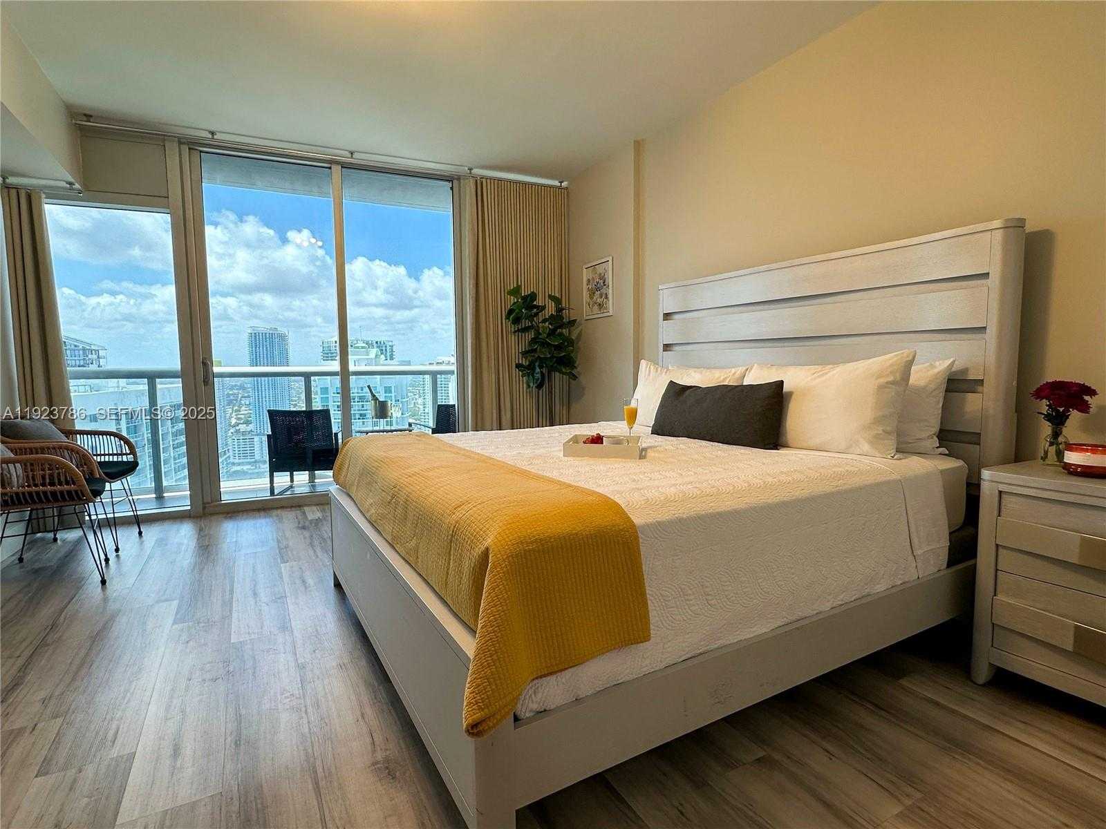 Small Image of 485 BRICKELL AVE #4405, Miami Number 8