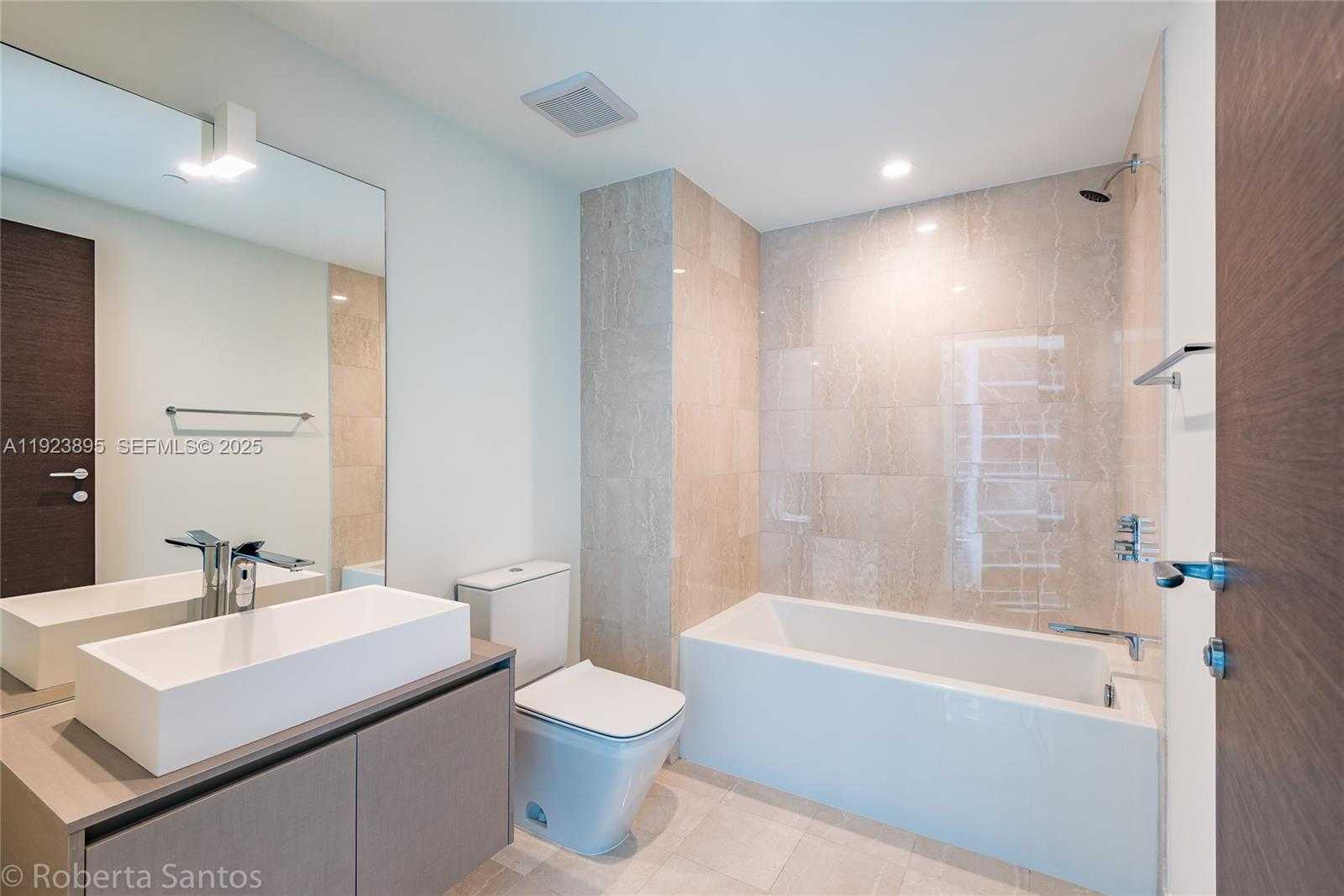 Small Image of 1000 BRICKELL PLZ #2009, Miami Number 14