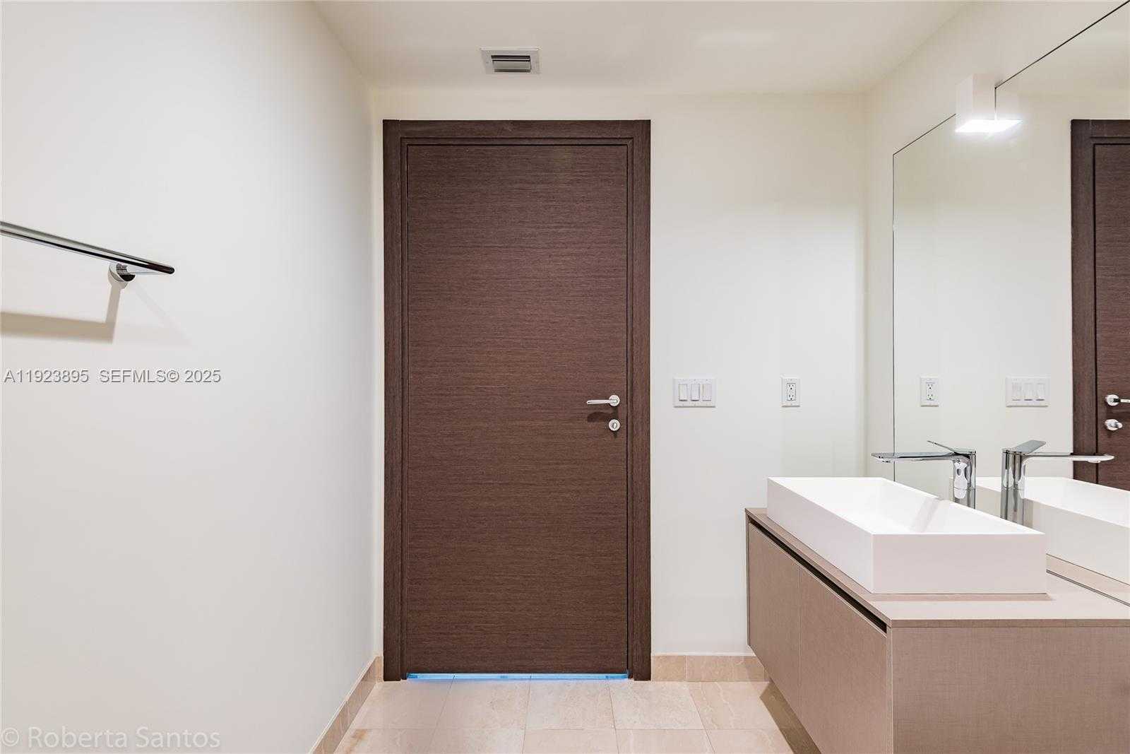 Small Image of 1000 BRICKELL PLZ #2009, Miami Number 15