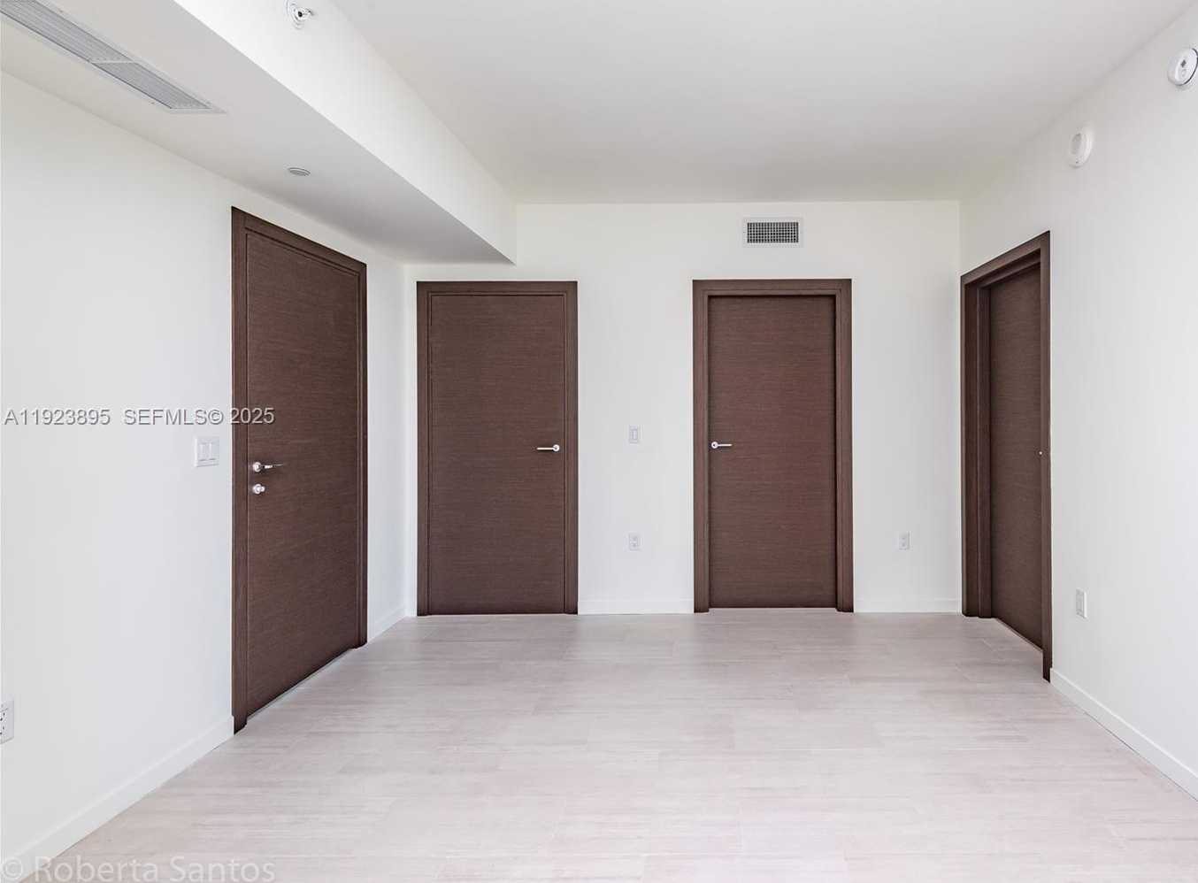 Small Image of 1000 BRICKELL PLZ #2009, Miami Number 33