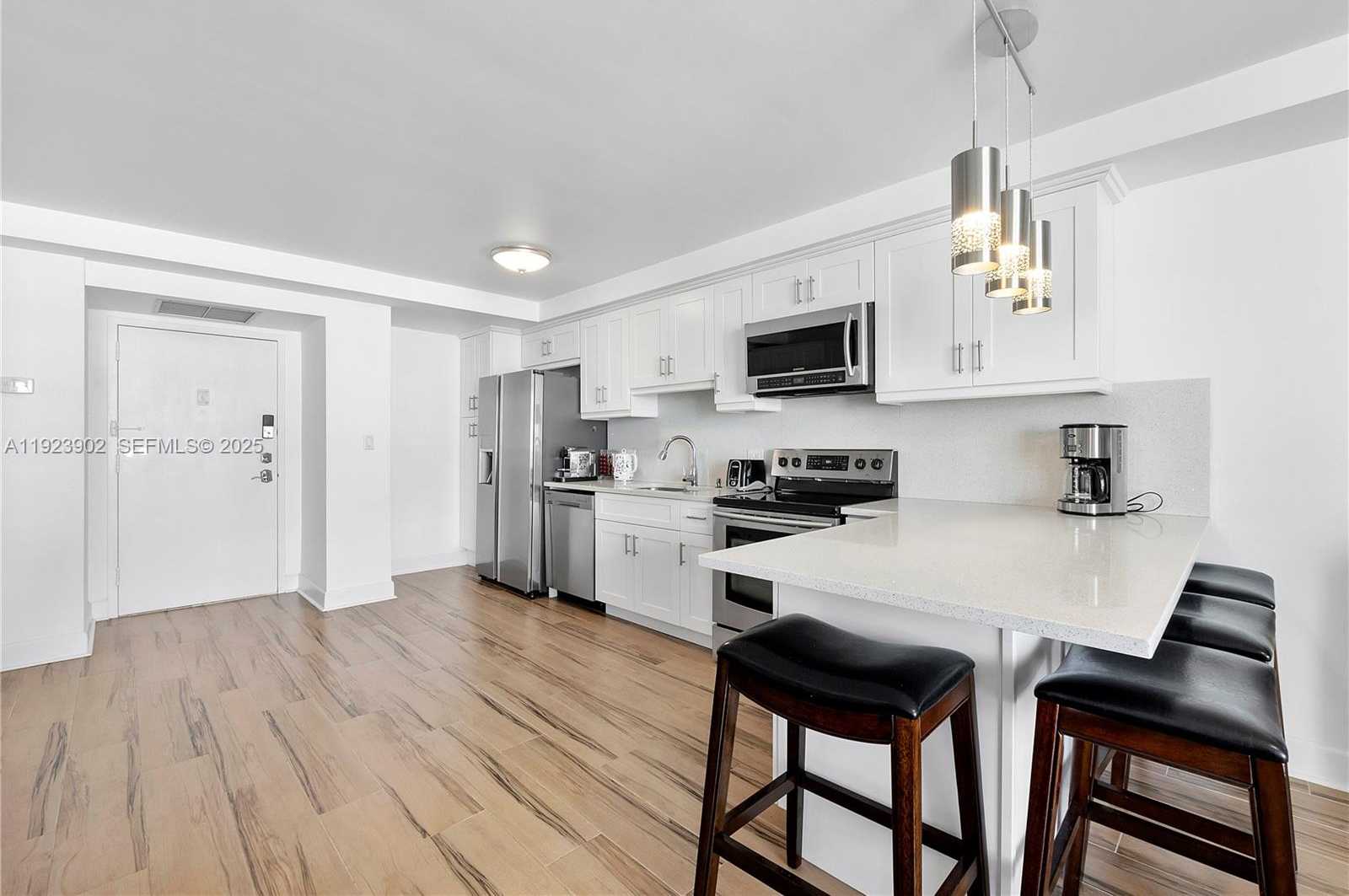 Small Image of 1800 COLLINS AVE #11B, Miami Beach Number 2