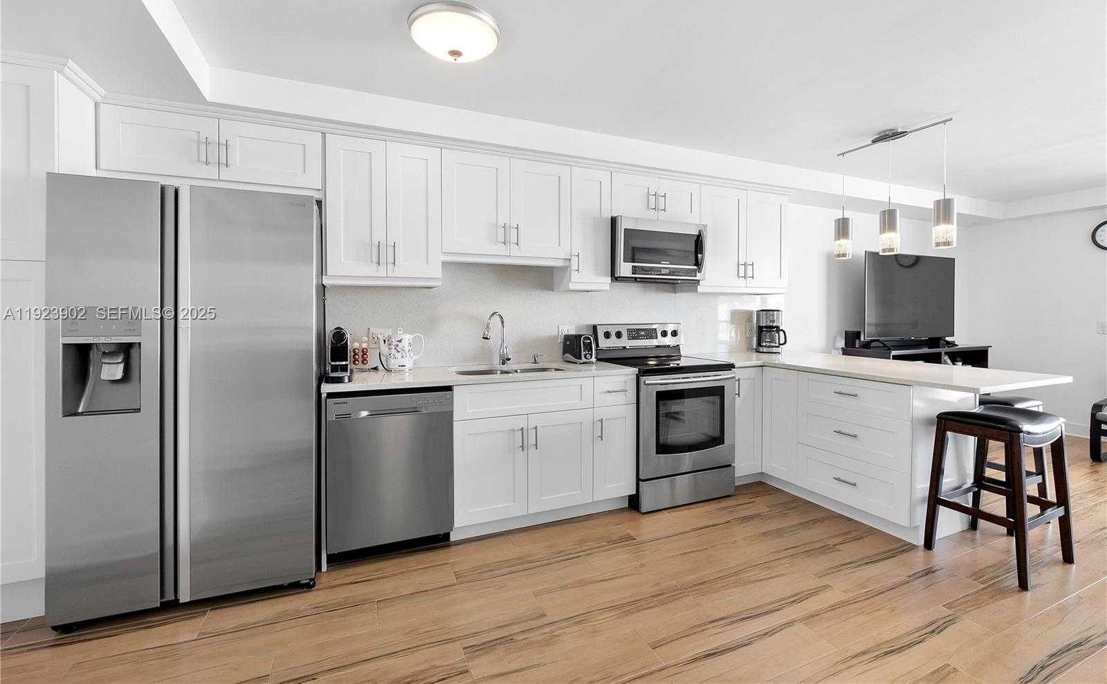 Small Image of 1800 COLLINS AVE #11B, Miami Beach Number 3