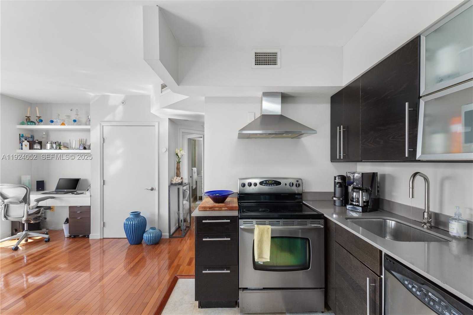 Small Image of 1330 WEST AVE #1712, Miami Beach Number 4