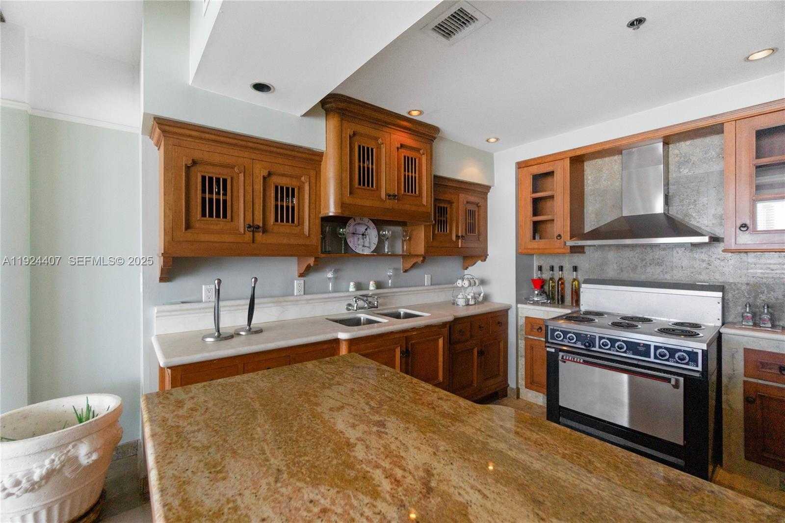 Small Image of 100 LINCOLN RD #PH8, Miami Beach Number 9