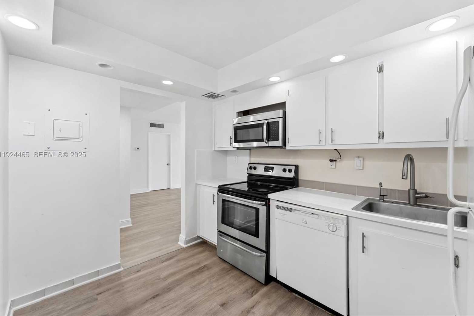 Small Image of 3731 NORTH COUNTRY CLUB #921, Aventura Number 2