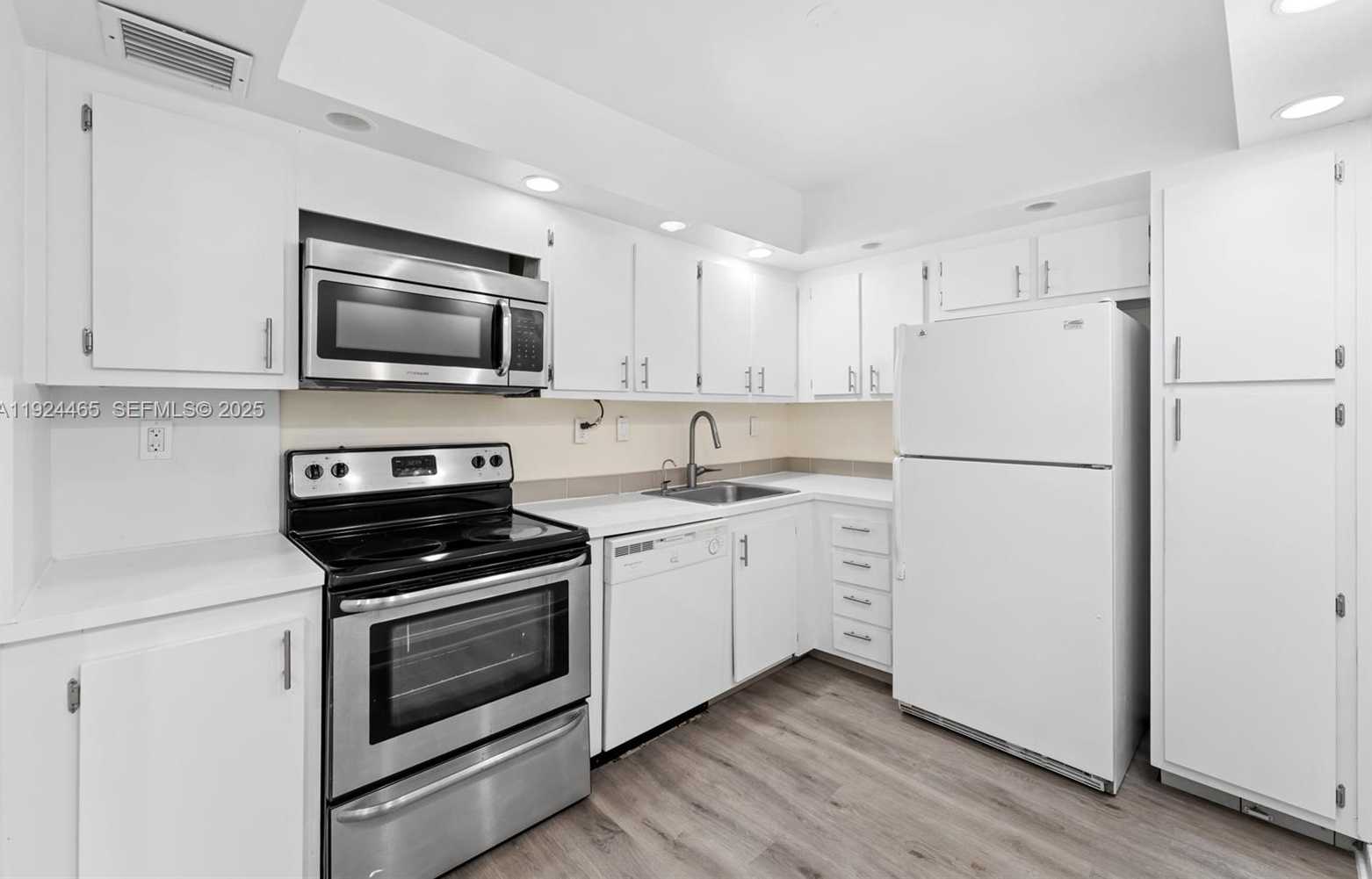 Small Image of 3731 NORTH COUNTRY CLUB #921, Aventura Number 3