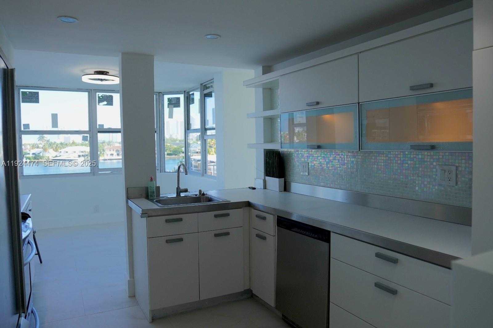 Small Image of 16570 NORTH EAST 26TH AVE #5G BOAT SLIP INCLUDED, North Miami Beach Number 4